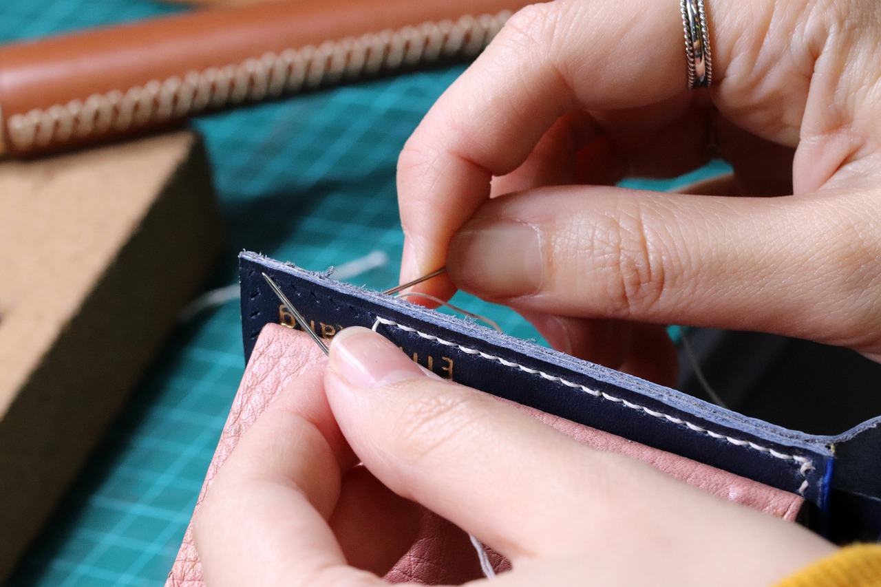 HOW TO SEW LEATHER WALLETS AND CARD HOLDERS