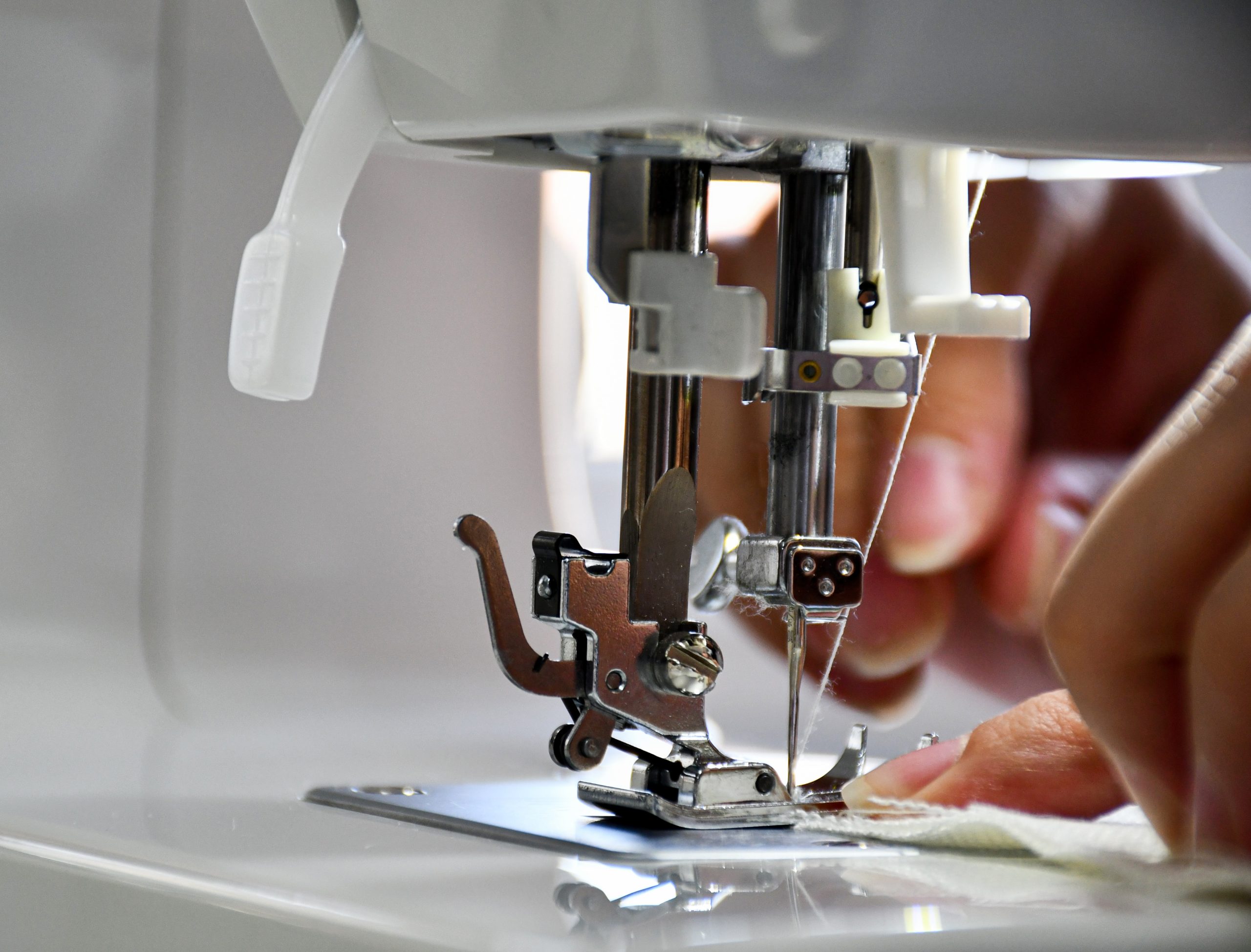 HOW TO REPLACE A SEWING MACHINE NEEDLE